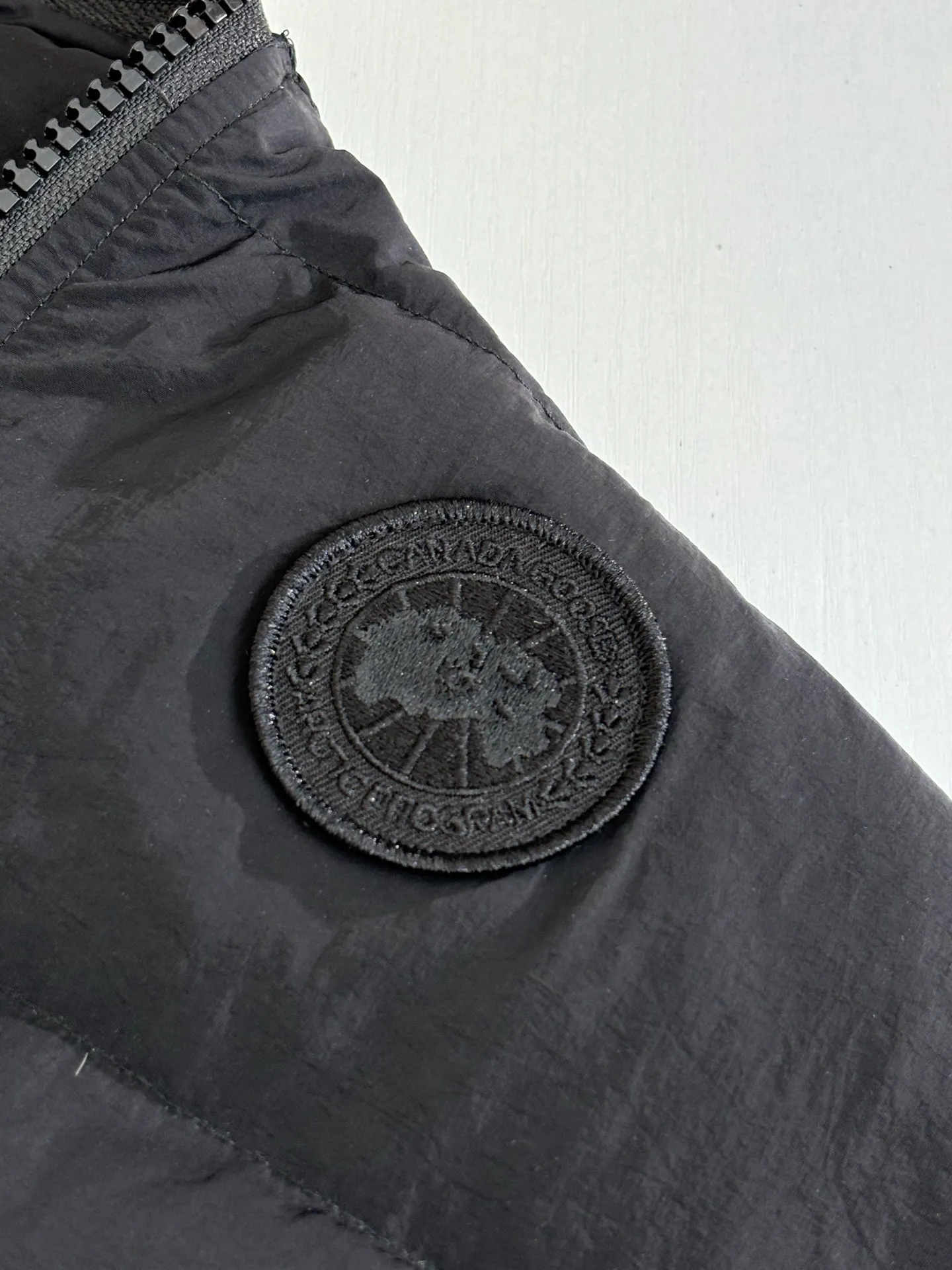 P690 Canada Goos*/Big Goose Rubber Label Badge Down Vest The fabric is made of high-quality protective nylon fabric, 90 national standard high-quality white duck down: selected high-fill down, weighing 160g, light and warm, with excellent temperature locking performance and good resilience. Three-dimensional quilting technology and precision thread reinforcement prevent lint from being drilled and ensure that the fluffy and resilient elasticity lasts like new.  Size：S/M/L/XL